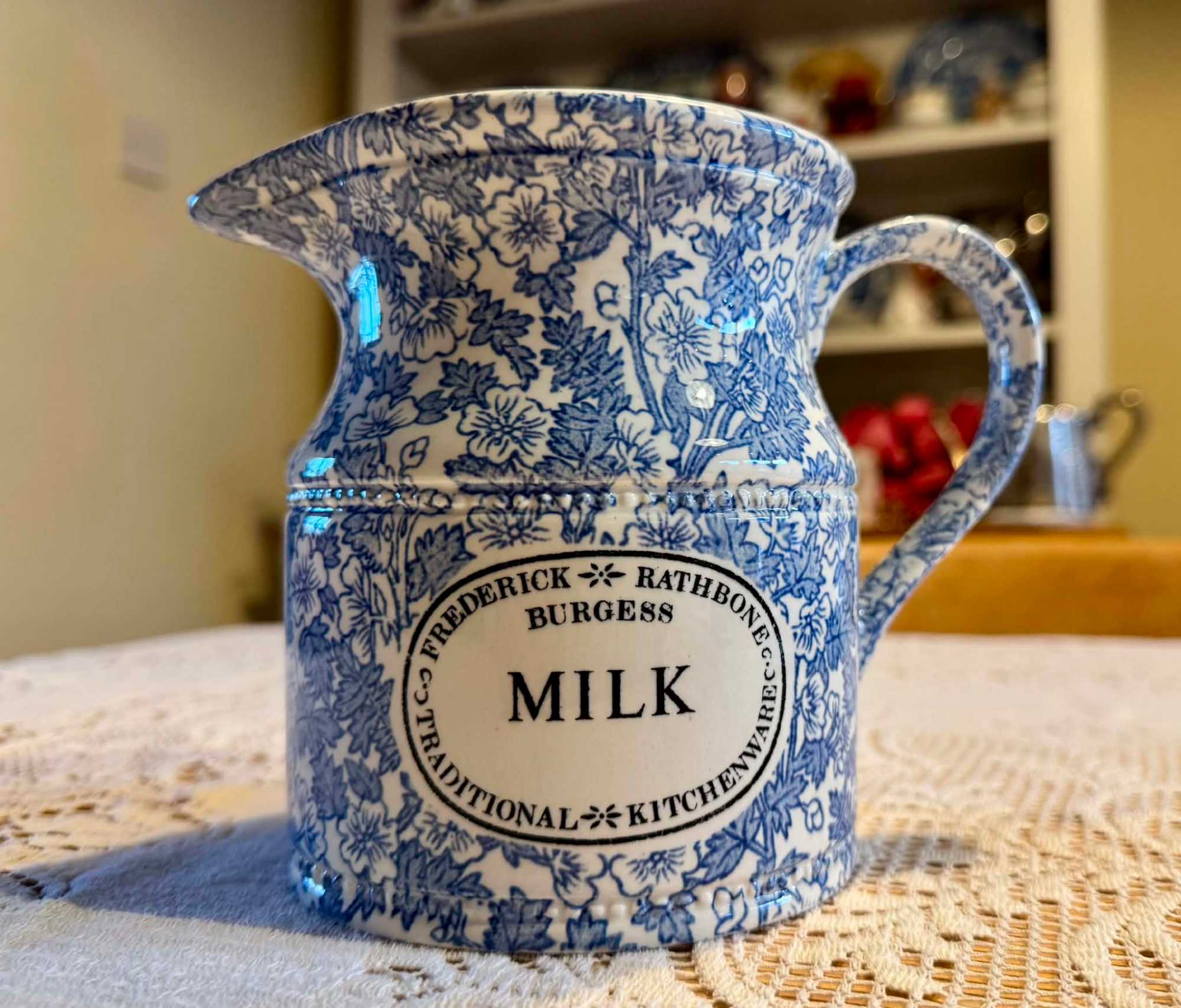 【商品番号051】ヴィンテージ バーレイ|フレデリック・ラスボーン・バージェス “MILK” ジャグ|ライトブルー ワイルドゼラニウム/バージェス・チンツ