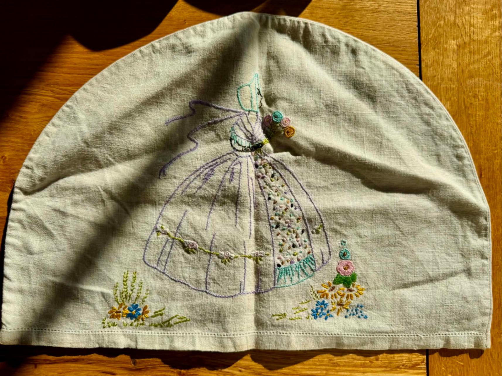 商品番号040 ヴィンテージ リネン 刺繍ティーコージー クリノリンレディ&フラワー